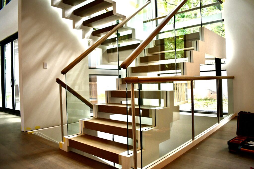 Inspirasi railing tangga minimalis untuk rumah kontemporer