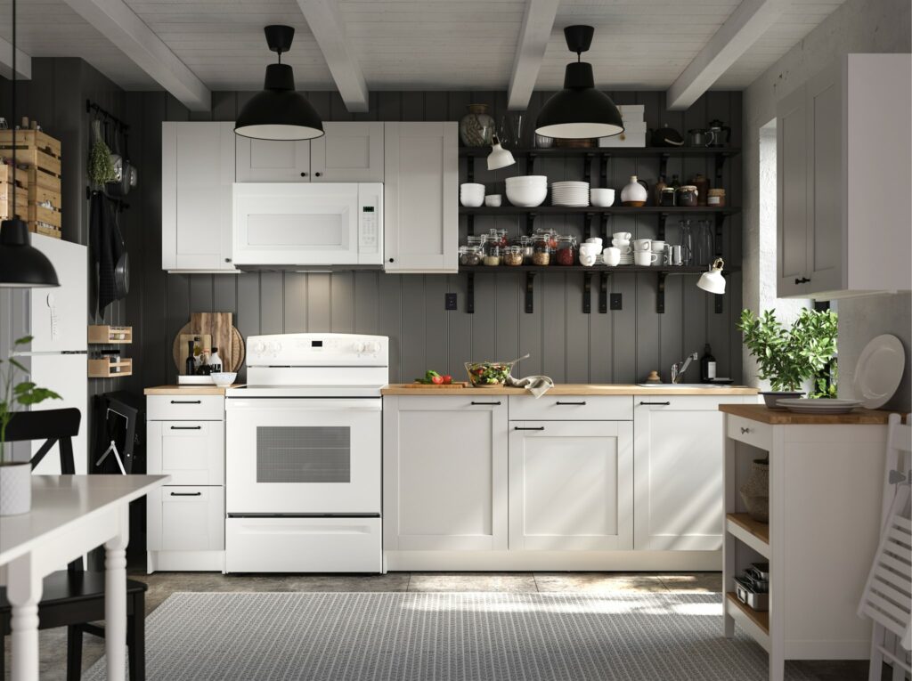 Kitchen set KNOXHULT warna abu muda dengan meja dapur multi guna dalam dapur open-plan modern