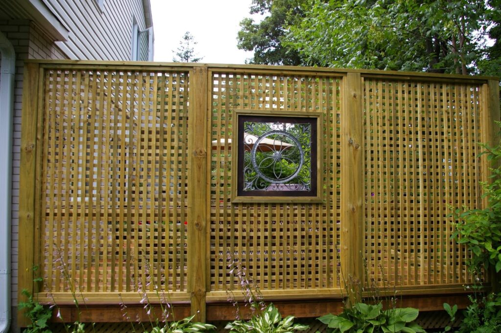 detail pagar bambu yang menambah keindahan rumah