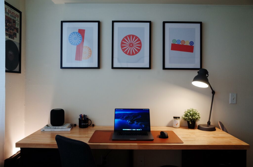 1 Ruang kerja kantor pribadi minimalis dengan dekorasi sederhana