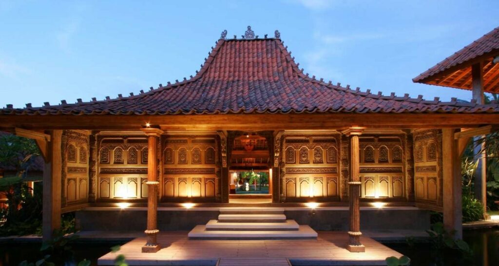 1 Rumah Joglo Jawa Kuno dengan detail ornamen