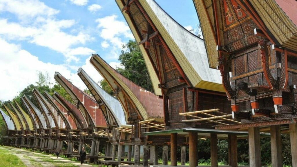 Barisan Rumah Tongkonan tradisional Tana Toraja