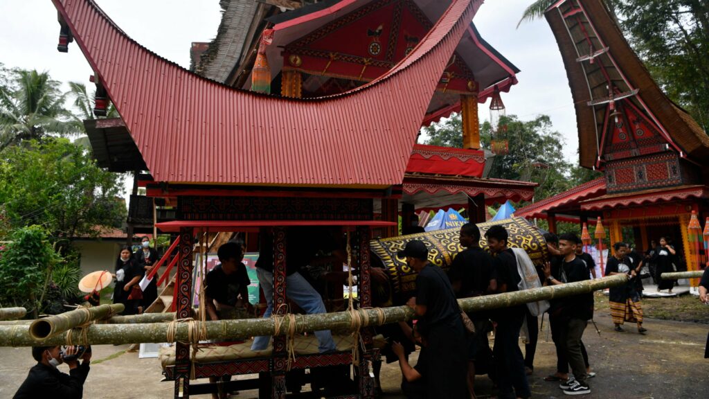 Upacara Rambu Solo Toraja di halaman Tongkonan